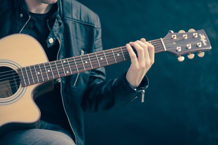 Học đàn guitar