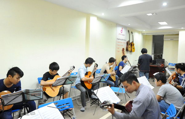 Lớp học đàn tại trung tâm âm nhạc Sen Hồng