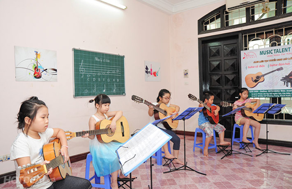Lớp học đàn guitar tại trung tâm âm nhạc Thu Nhạc