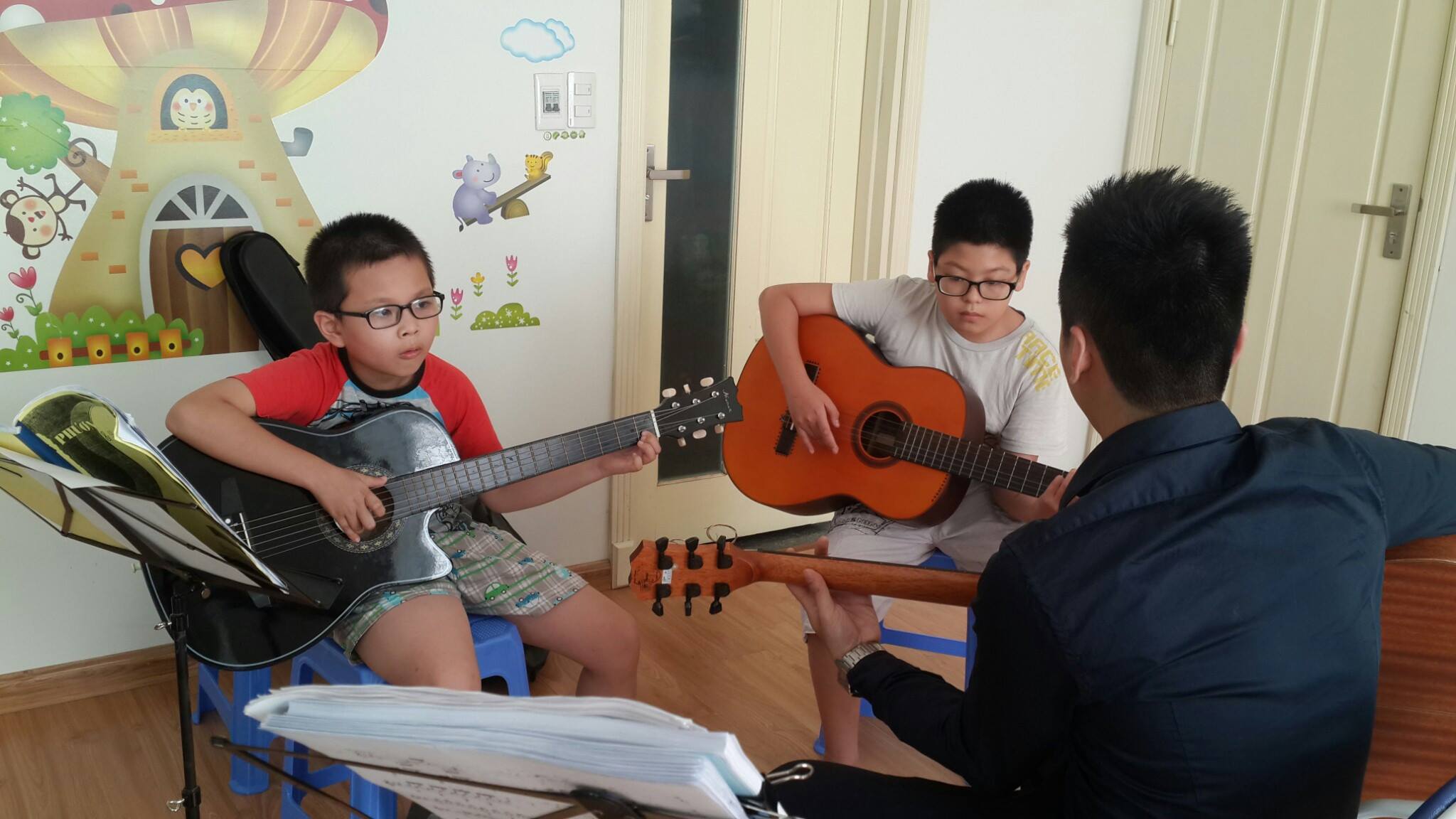Lớp học đàn guitar tại trung tâm nghệ thuật Musical Life
