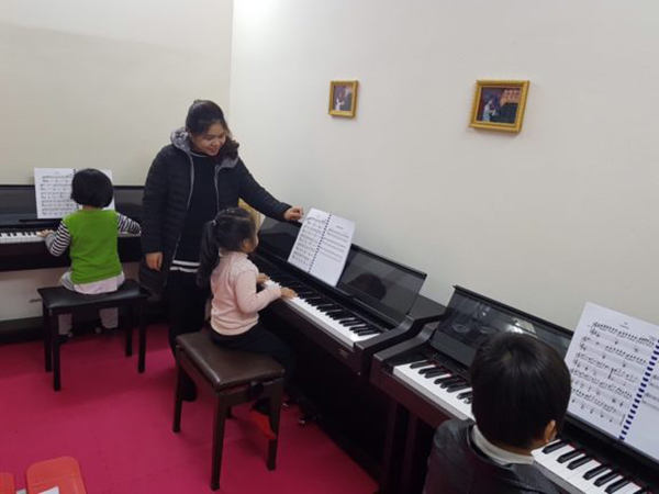 Lớp học đàn tại Francis Music Center